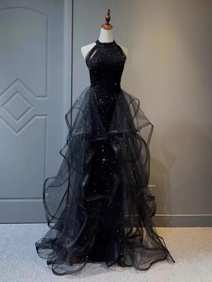 Neckholder A-Linie Schwarzes Abendkleid mit Rüschen Langes Ballkleid J3082