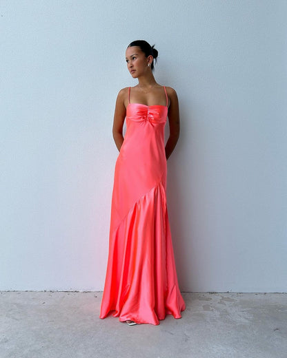 Robe de bal longue pêche en satin, coupe trapèze, modèle J3146