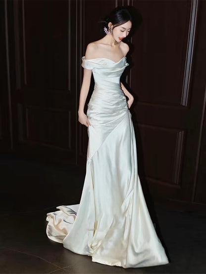 Robe de mariée sirène en satin blanc à épaules dénudées J3177