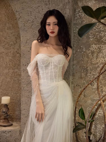 Robe de mariée blanche à épaules dénudées et longue robe de bal perlée J3249