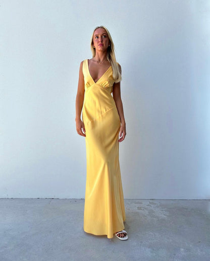 Robe de bal longue en satin jaune à col en V et gaine J3438