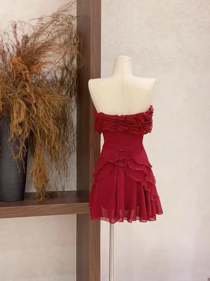 Robe de bal courte bordeaux à épaules dénudées et volants, coupe trapèze, J3457