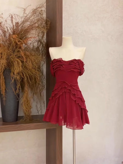 Robe de bal courte bordeaux à épaules dénudées et volants, coupe trapèze, J3457