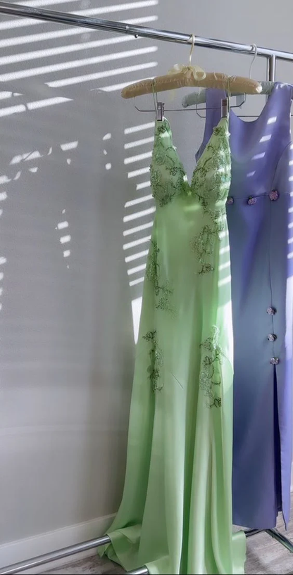 Robe de bal longue en mousseline verte à col en V et appliqués J3520