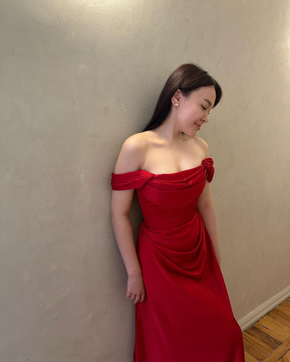 Robe de soirée longue rouge à épaules dénudées et coupe trapèze J3552