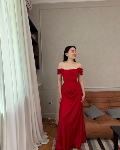 Robe de soirée longue rouge à épaules dénudées et coupe trapèze J3552