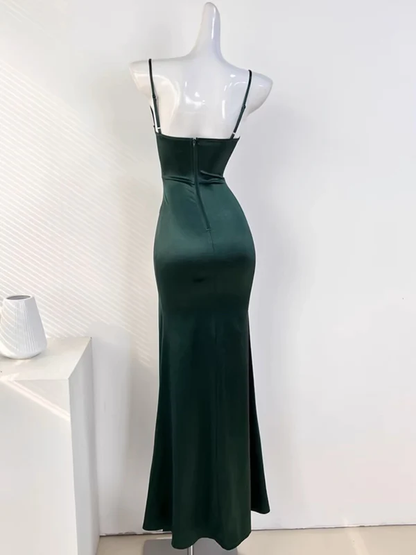 Robe de bal longue en satin vert à bretelles spaghetti et fente J4360