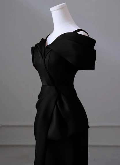 Robe de soirée sirène en satin noir à épaules dénudées et décolleté en cœur J4373
