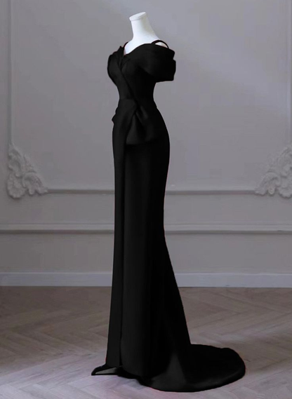 Robe de soirée sirène en satin noir à épaules dénudées et décolleté en cœur J4373