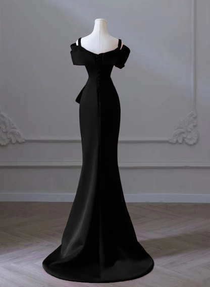 Robe de soirée sirène en satin noir à épaules dénudées et décolleté en cœur J4373