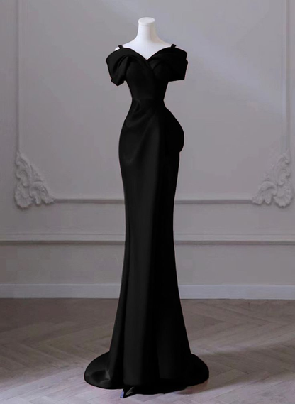 Robe de soirée sirène en satin noir à épaules dénudées et décolleté en cœur J4373