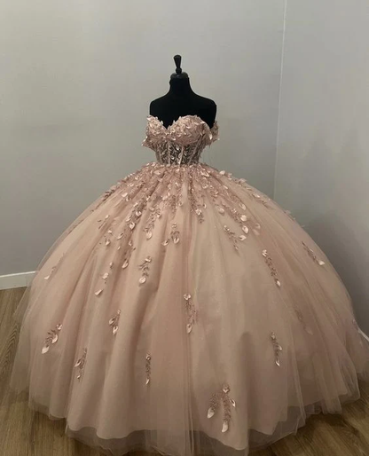 Robe de bal rose clair à appliques J4487