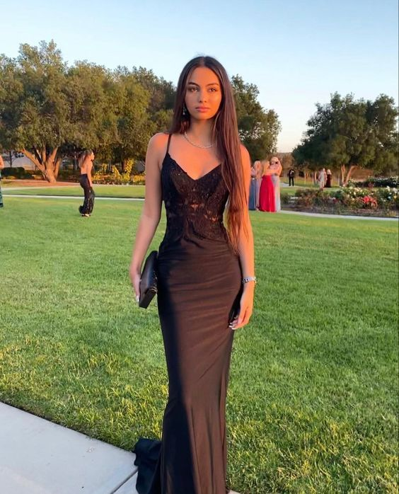 Robe de soirée longue en satin noir et dentelle J4556