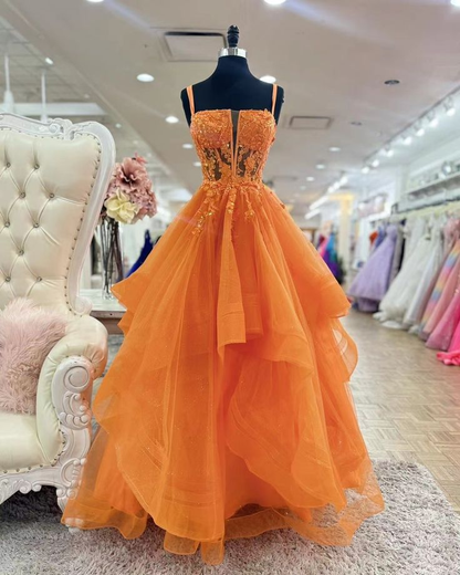 Robe de bal orange en tulle et dentelle, avec volants et applications, J4603