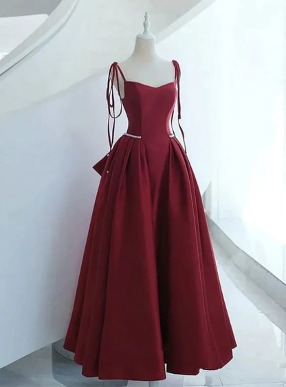 Robe de bal longue en satin bordeaux à bretelles spaghetti et nœud J4646