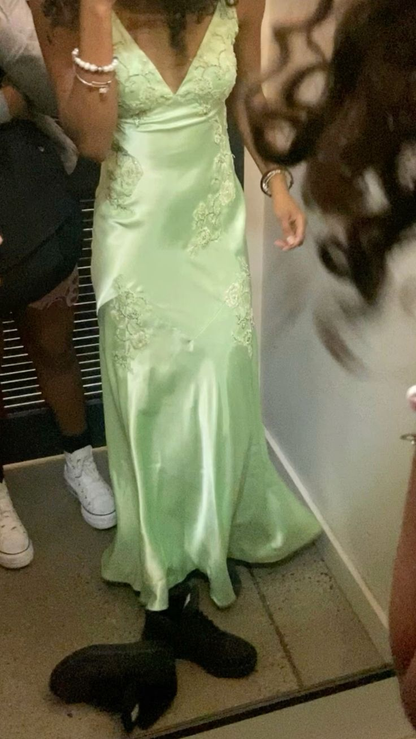 Robe de bal verte à col en V et appliques J4687