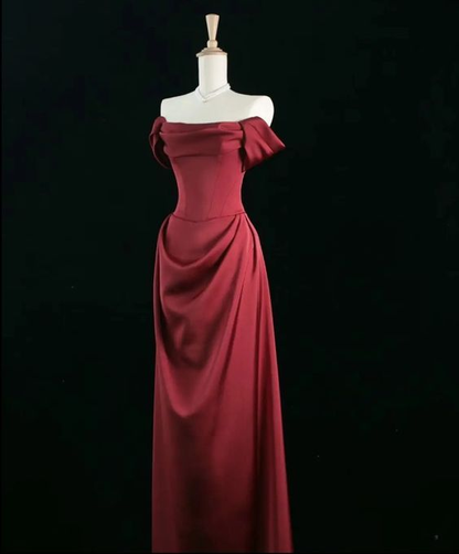 Robe de soirée longue en satin rouge, coupe trapèze, épaules dénudées, J4289