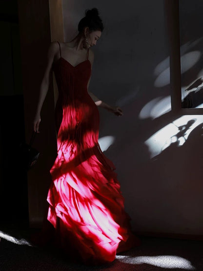 Robe de soirée longue rouge à bretelles spaghetti et volants style sirène J4794