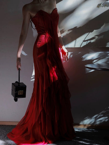 Robe de soirée longue rouge à bretelles spaghetti et volants style sirène J4794
