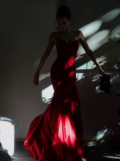 Robe de soirée longue rouge à bretelles spaghetti et volants style sirène J4794