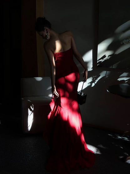 Robe de soirée longue rouge à bretelles spaghetti et volants style sirène J4794