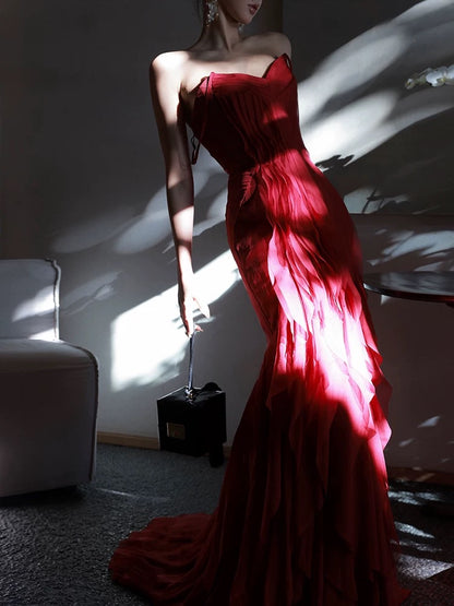 Robe de soirée longue rouge à bretelles spaghetti et volants style sirène J4794
