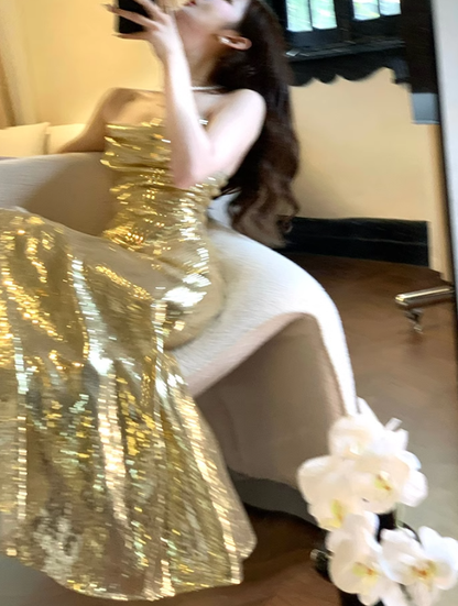 Robe de soirée longue à bretelles spaghetti et sequins dorés J4801