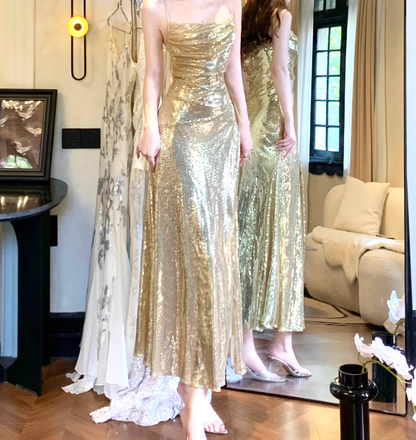 Robe de soirée longue à bretelles spaghetti et sequins dorés J4801
