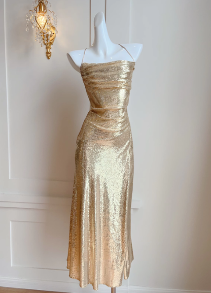 Robe de soirée longue à bretelles spaghetti et sequins dorés J4801