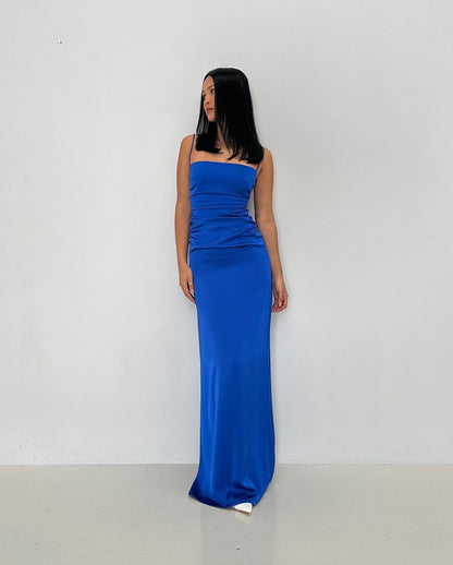 Robe longue bleue en satin à bretelles spaghetti J4847