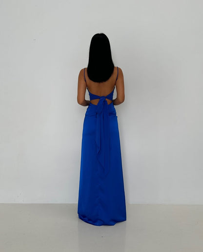Robe longue bleue en satin à bretelles spaghetti J4847