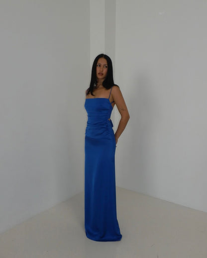 Robe longue bleue en satin à bretelles spaghetti J4847