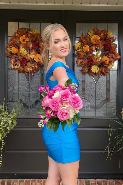 Robe de soirée moulante en satin bleu à épaules dénudées J4902