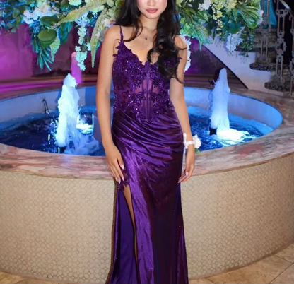 Robe de soirée longue en satin violet avec appliques et fente J4932