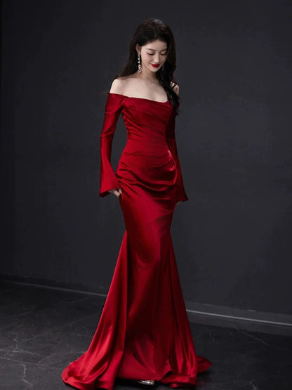 Robe de soirée longue rouge style sirène à épaules dénudées et manches longues J5094