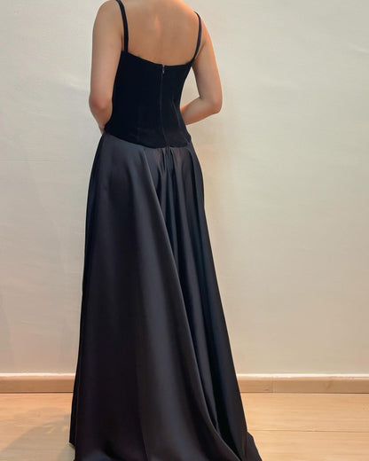 Robe de bal longue noire à col en V et coupe trapèze J5148