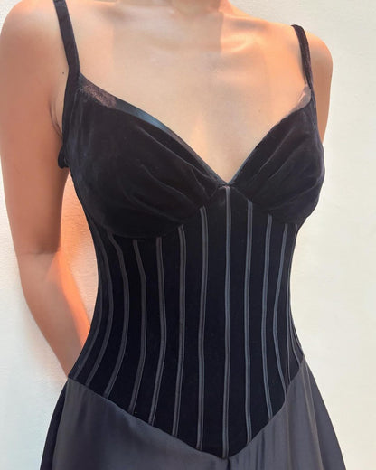 Robe de bal longue noire à col en V et coupe trapèze J5148