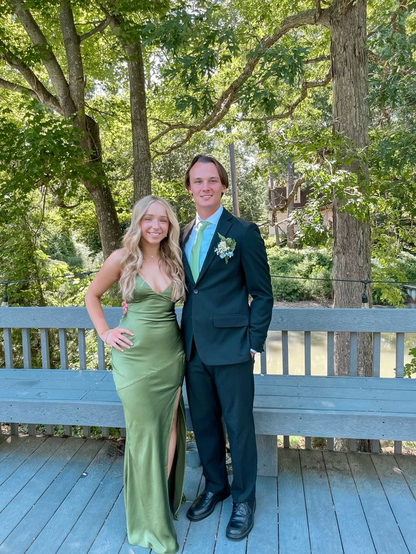 Robe de bal longue en satin vert à col en V et gaine J5194