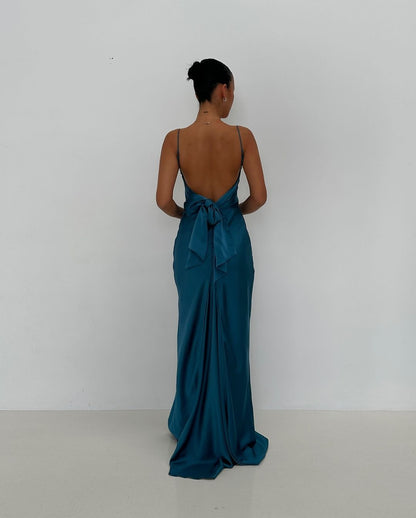 Robe de soirée longue style sirène à bretelles spaghetti et fente J5271
