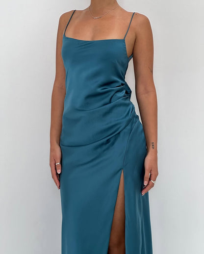 Robe de soirée longue style sirène à bretelles spaghetti et fente J5271