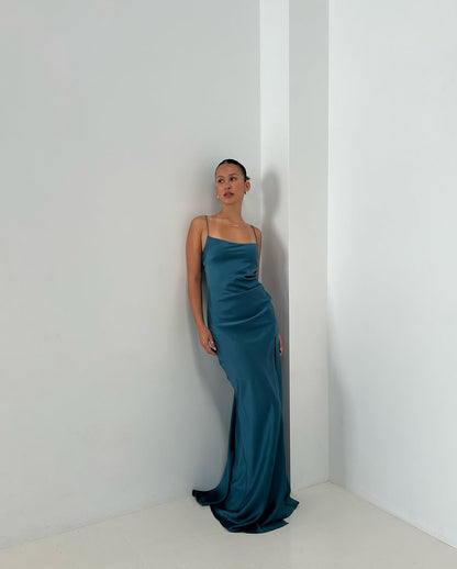 Robe de soirée longue style sirène à bretelles spaghetti et fente J5271