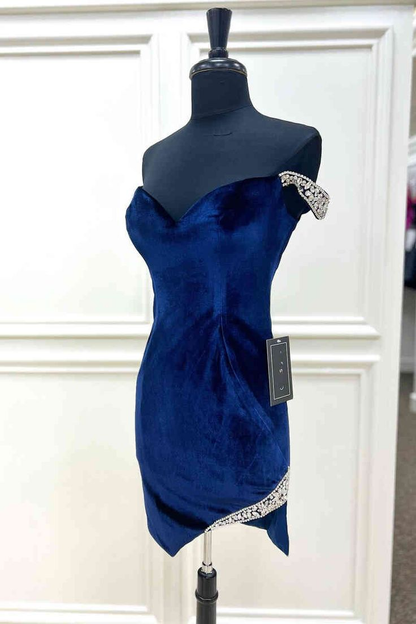 Schulterfreies, kurzes Ballkleid aus Samt für die Heimkehr J5379