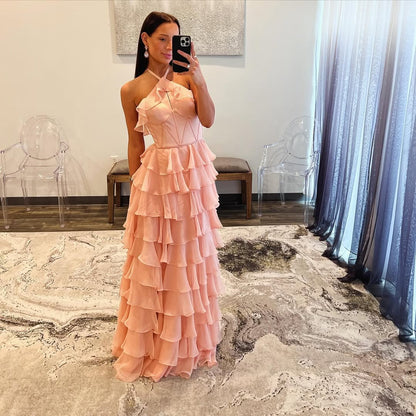 Robe de soirée longue rose à volants et col licou, coupe trapèze, J5543 