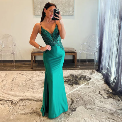 Robe de soirée longue verte à bretelles spaghetti et col en V J5545 
