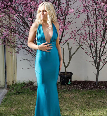 Langes Ballkleid im Meerjungfrau-Stil mit tiefem V-Ausschnitt J5559 