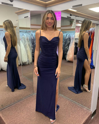 Robe de soirée longue sirène bleu marine à bretelles spaghetti et fente J5611 