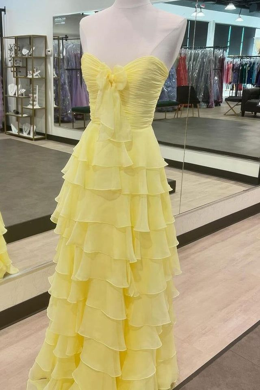 Gelbes Chiffon-Ballkleid mit herzförmigem Ausschnitt und Rüschen J5829