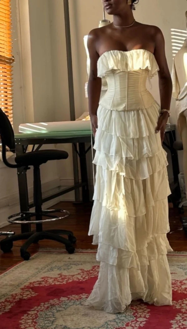 Robe de bal longue bustier en mousseline de soie ivoire à volants J5991