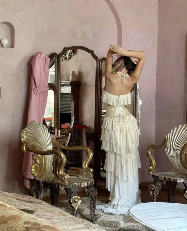 Robe de bal longue bustier en mousseline de soie ivoire à volants J5991