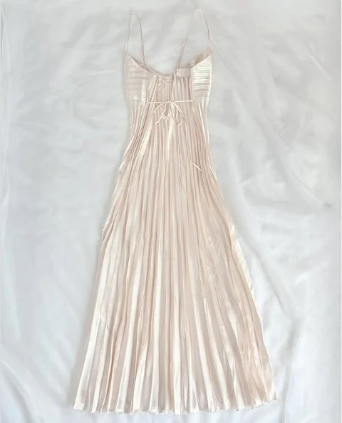 Robe de bal longue plissée à bretelles spaghetti champagne J8604